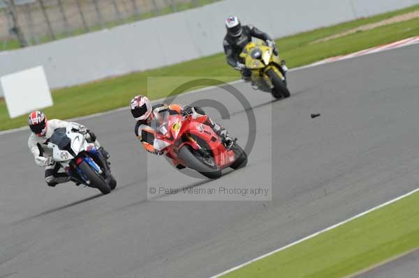 Motorcycle action photographs;Silverstone circuit;Silverstone photographs;Trackday digital images;event digital images;eventdigitalimages;no limits trackday;peter wileman photography;rockingham towcester northamptonshire;trackday;trackday photos