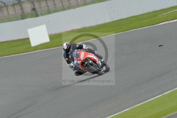 Motorcycle action photographs;Silverstone circuit;Silverstone photographs;Trackday digital images;event digital images;eventdigitalimages;no limits trackday;peter wileman photography;rockingham towcester northamptonshire;trackday;trackday photos
