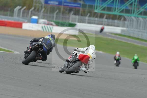 Motorcycle action photographs;Silverstone circuit;Silverstone photographs;Trackday digital images;event digital images;eventdigitalimages;no limits trackday;peter wileman photography;rockingham towcester northamptonshire;trackday;trackday photos