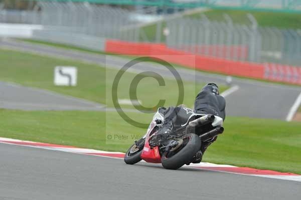 Motorcycle action photographs;Silverstone circuit;Silverstone photographs;Trackday digital images;event digital images;eventdigitalimages;no limits trackday;peter wileman photography;rockingham towcester northamptonshire;trackday;trackday photos