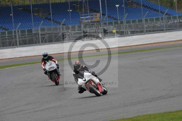 Motorcycle action photographs;Silverstone circuit;Silverstone photographs;Trackday digital images;event digital images;eventdigitalimages;no limits trackday;peter wileman photography;rockingham towcester northamptonshire;trackday;trackday photos