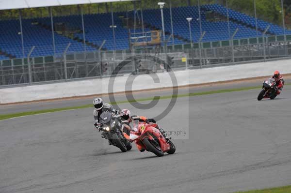 Motorcycle action photographs;Silverstone circuit;Silverstone photographs;Trackday digital images;event digital images;eventdigitalimages;no limits trackday;peter wileman photography;rockingham towcester northamptonshire;trackday;trackday photos