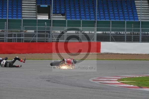 Motorcycle action photographs;Silverstone circuit;Silverstone photographs;Trackday digital images;event digital images;eventdigitalimages;no limits trackday;peter wileman photography;rockingham towcester northamptonshire;trackday;trackday photos