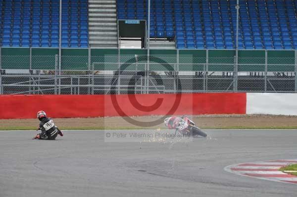 Motorcycle action photographs;Silverstone circuit;Silverstone photographs;Trackday digital images;event digital images;eventdigitalimages;no limits trackday;peter wileman photography;rockingham towcester northamptonshire;trackday;trackday photos