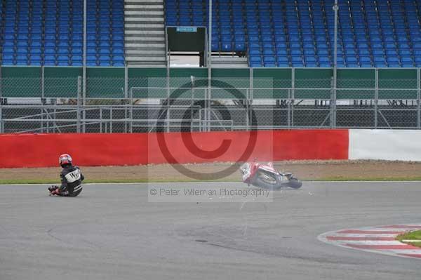 Motorcycle action photographs;Silverstone circuit;Silverstone photographs;Trackday digital images;event digital images;eventdigitalimages;no limits trackday;peter wileman photography;rockingham towcester northamptonshire;trackday;trackday photos