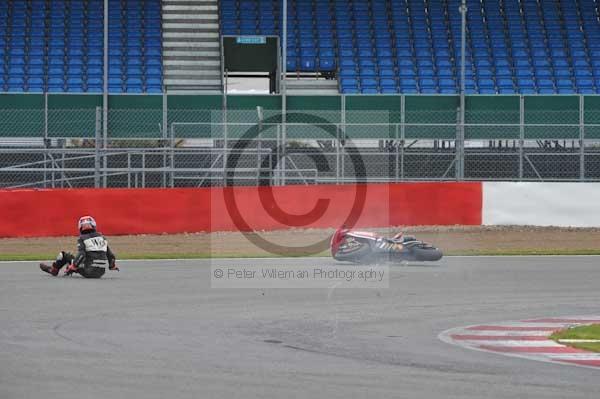 Motorcycle action photographs;Silverstone circuit;Silverstone photographs;Trackday digital images;event digital images;eventdigitalimages;no limits trackday;peter wileman photography;rockingham towcester northamptonshire;trackday;trackday photos