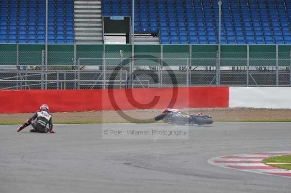 Motorcycle action photographs;Silverstone circuit;Silverstone photographs;Trackday digital images;event digital images;eventdigitalimages;no limits trackday;peter wileman photography;rockingham towcester northamptonshire;trackday;trackday photos