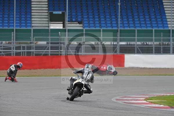 Motorcycle action photographs;Silverstone circuit;Silverstone photographs;Trackday digital images;event digital images;eventdigitalimages;no limits trackday;peter wileman photography;rockingham towcester northamptonshire;trackday;trackday photos