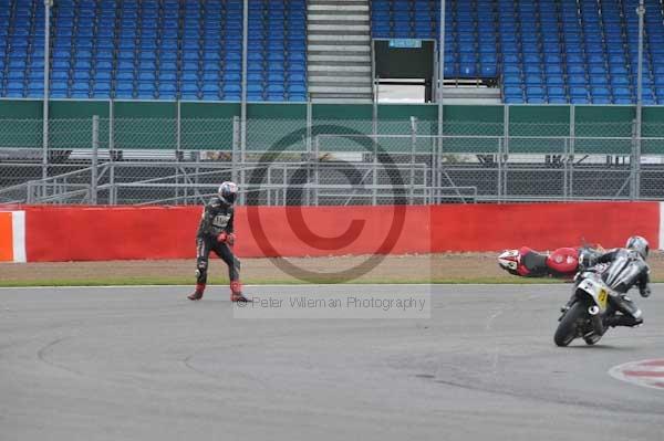 Motorcycle action photographs;Silverstone circuit;Silverstone photographs;Trackday digital images;event digital images;eventdigitalimages;no limits trackday;peter wileman photography;rockingham towcester northamptonshire;trackday;trackday photos