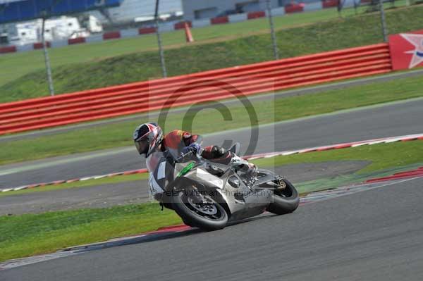 Motorcycle action photographs;Silverstone circuit;Silverstone photographs;Trackday digital images;event digital images;eventdigitalimages;no limits trackday;peter wileman photography;rockingham towcester northamptonshire;trackday;trackday photos