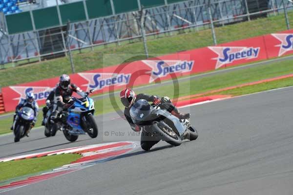 Motorcycle action photographs;Silverstone circuit;Silverstone photographs;Trackday digital images;event digital images;eventdigitalimages;no limits trackday;peter wileman photography;rockingham towcester northamptonshire;trackday;trackday photos