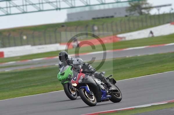 Motorcycle action photographs;Silverstone circuit;Silverstone photographs;Trackday digital images;event digital images;eventdigitalimages;no limits trackday;peter wileman photography;rockingham towcester northamptonshire;trackday;trackday photos