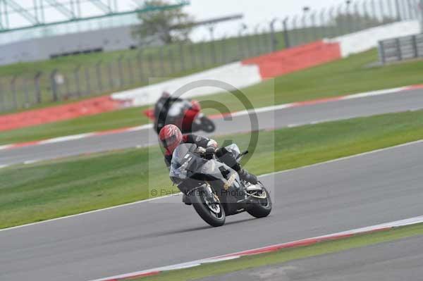 Motorcycle action photographs;Silverstone circuit;Silverstone photographs;Trackday digital images;event digital images;eventdigitalimages;no limits trackday;peter wileman photography;rockingham towcester northamptonshire;trackday;trackday photos