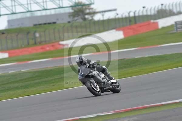 Motorcycle action photographs;Silverstone circuit;Silverstone photographs;Trackday digital images;event digital images;eventdigitalimages;no limits trackday;peter wileman photography;rockingham towcester northamptonshire;trackday;trackday photos