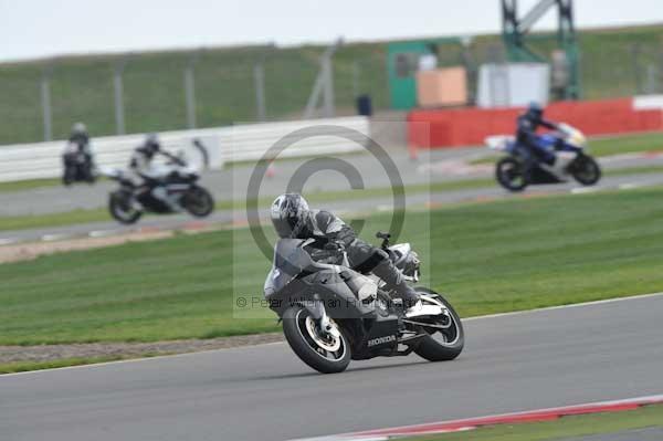 Motorcycle action photographs;Silverstone circuit;Silverstone photographs;Trackday digital images;event digital images;eventdigitalimages;no limits trackday;peter wileman photography;rockingham towcester northamptonshire;trackday;trackday photos