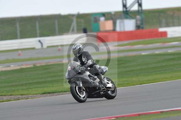 Motorcycle action photographs;Silverstone circuit;Silverstone photographs;Trackday digital images;event digital images;eventdigitalimages;no limits trackday;peter wileman photography;rockingham towcester northamptonshire;trackday;trackday photos