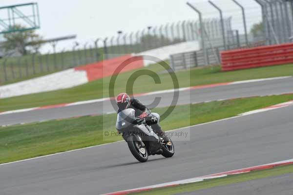 Motorcycle action photographs;Silverstone circuit;Silverstone photographs;Trackday digital images;event digital images;eventdigitalimages;no limits trackday;peter wileman photography;rockingham towcester northamptonshire;trackday;trackday photos
