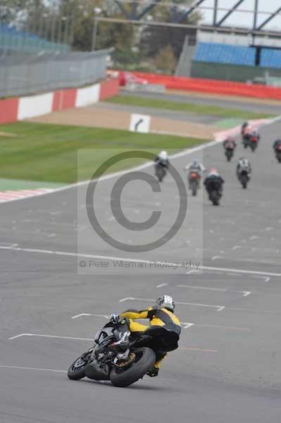 Motorcycle action photographs;Silverstone circuit;Silverstone photographs;Trackday digital images;event digital images;eventdigitalimages;no limits trackday;peter wileman photography;rockingham towcester northamptonshire;trackday;trackday photos