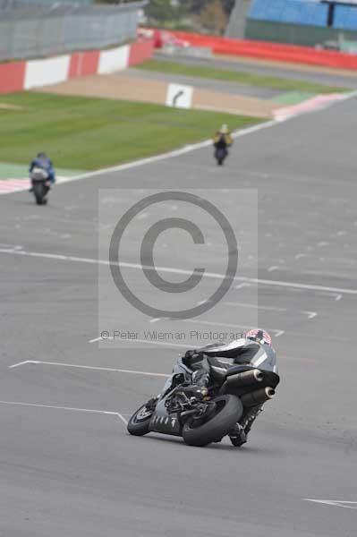 Motorcycle action photographs;Silverstone circuit;Silverstone photographs;Trackday digital images;event digital images;eventdigitalimages;no limits trackday;peter wileman photography;rockingham towcester northamptonshire;trackday;trackday photos