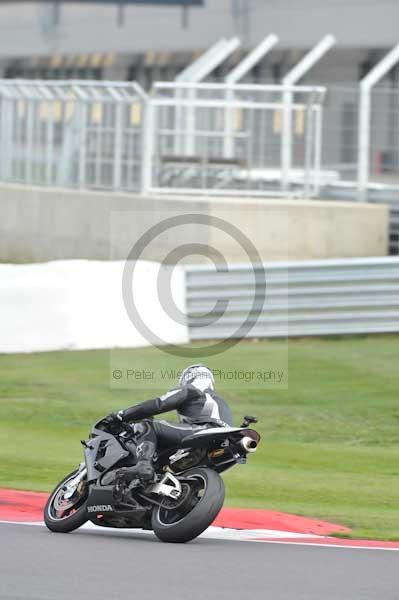 Motorcycle action photographs;Silverstone circuit;Silverstone photographs;Trackday digital images;event digital images;eventdigitalimages;no limits trackday;peter wileman photography;rockingham towcester northamptonshire;trackday;trackday photos
