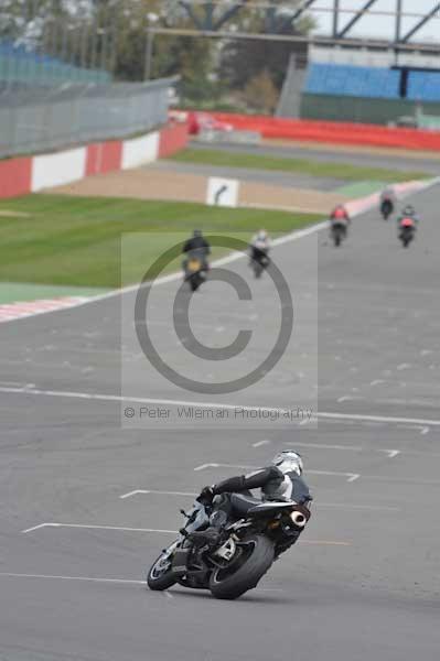 Motorcycle action photographs;Silverstone circuit;Silverstone photographs;Trackday digital images;event digital images;eventdigitalimages;no limits trackday;peter wileman photography;rockingham towcester northamptonshire;trackday;trackday photos