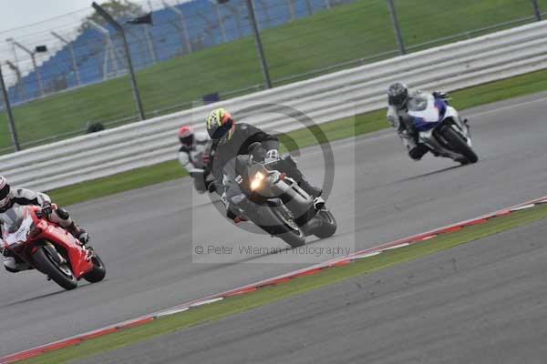 Motorcycle action photographs;Silverstone circuit;Silverstone photographs;Trackday digital images;event digital images;eventdigitalimages;no limits trackday;peter wileman photography;rockingham towcester northamptonshire;trackday;trackday photos