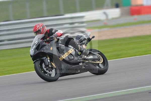 Motorcycle action photographs;Silverstone circuit;Silverstone photographs;Trackday digital images;event digital images;eventdigitalimages;no limits trackday;peter wileman photography;rockingham towcester northamptonshire;trackday;trackday photos
