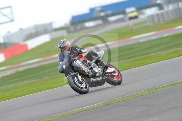 Motorcycle action photographs;Silverstone circuit;Silverstone photographs;Trackday digital images;event digital images;eventdigitalimages;no limits trackday;peter wileman photography;rockingham towcester northamptonshire;trackday;trackday photos