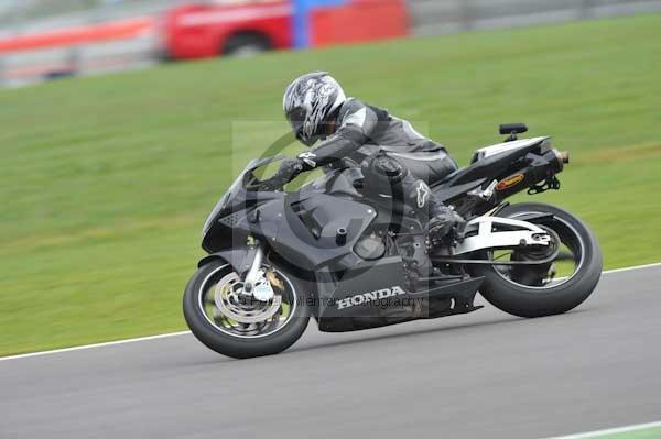 Motorcycle action photographs;Silverstone circuit;Silverstone photographs;Trackday digital images;event digital images;eventdigitalimages;no limits trackday;peter wileman photography;rockingham towcester northamptonshire;trackday;trackday photos