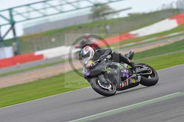 Motorcycle action photographs;Silverstone circuit;Silverstone photographs;Trackday digital images;event digital images;eventdigitalimages;no limits trackday;peter wileman photography;rockingham towcester northamptonshire;trackday;trackday photos