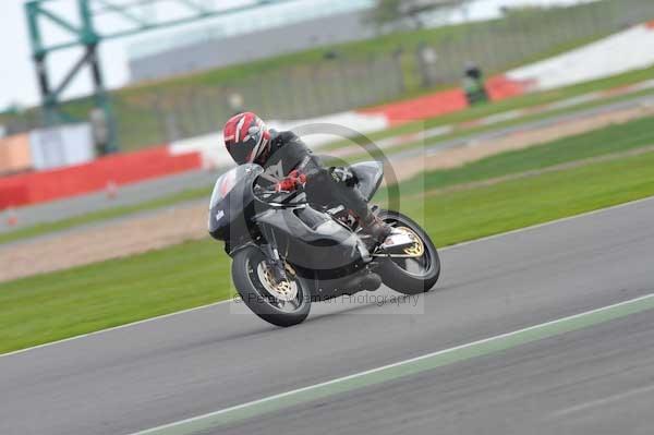 Motorcycle action photographs;Silverstone circuit;Silverstone photographs;Trackday digital images;event digital images;eventdigitalimages;no limits trackday;peter wileman photography;rockingham towcester northamptonshire;trackday;trackday photos