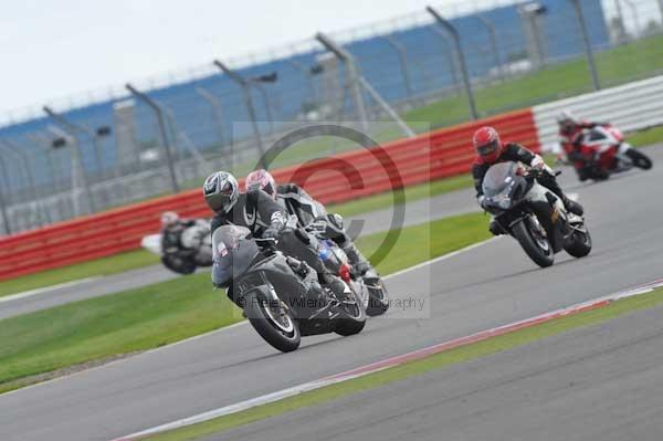 Motorcycle action photographs;Silverstone circuit;Silverstone photographs;Trackday digital images;event digital images;eventdigitalimages;no limits trackday;peter wileman photography;rockingham towcester northamptonshire;trackday;trackday photos