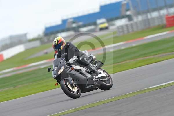 Motorcycle action photographs;Silverstone circuit;Silverstone photographs;Trackday digital images;event digital images;eventdigitalimages;no limits trackday;peter wileman photography;rockingham towcester northamptonshire;trackday;trackday photos