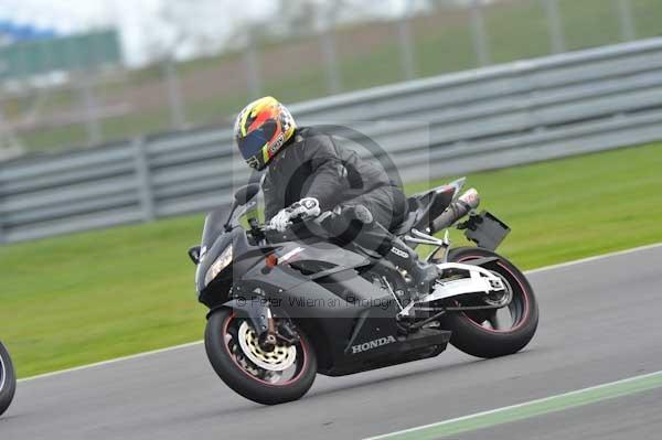 Motorcycle action photographs;Silverstone circuit;Silverstone photographs;Trackday digital images;event digital images;eventdigitalimages;no limits trackday;peter wileman photography;rockingham towcester northamptonshire;trackday;trackday photos