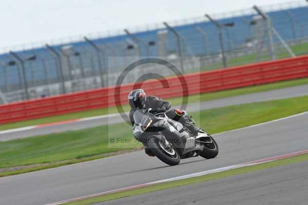 Motorcycle action photographs;Silverstone circuit;Silverstone photographs;Trackday digital images;event digital images;eventdigitalimages;no limits trackday;peter wileman photography;rockingham towcester northamptonshire;trackday;trackday photos