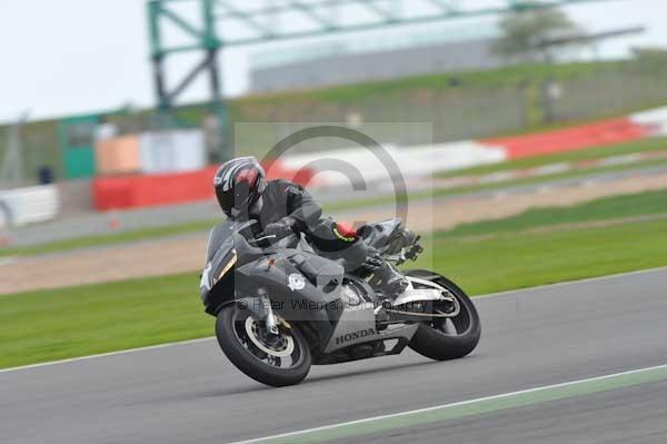Motorcycle action photographs;Silverstone circuit;Silverstone photographs;Trackday digital images;event digital images;eventdigitalimages;no limits trackday;peter wileman photography;rockingham towcester northamptonshire;trackday;trackday photos