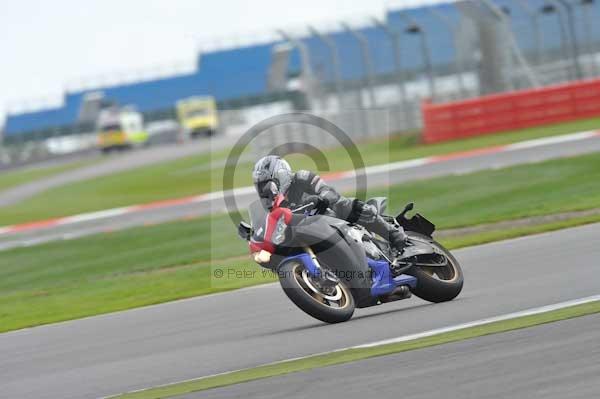 Motorcycle action photographs;Silverstone circuit;Silverstone photographs;Trackday digital images;event digital images;eventdigitalimages;no limits trackday;peter wileman photography;rockingham towcester northamptonshire;trackday;trackday photos