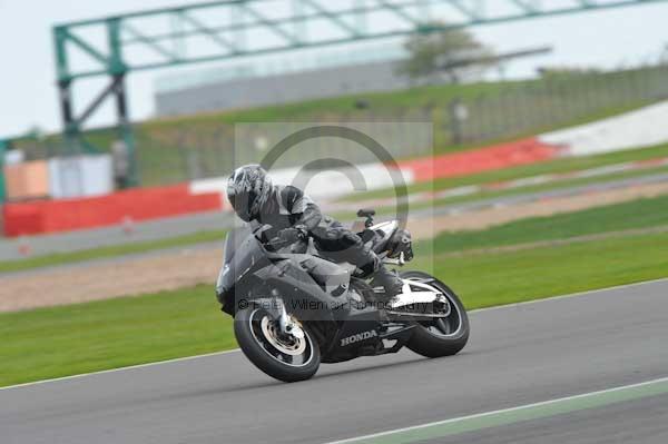 Motorcycle action photographs;Silverstone circuit;Silverstone photographs;Trackday digital images;event digital images;eventdigitalimages;no limits trackday;peter wileman photography;rockingham towcester northamptonshire;trackday;trackday photos