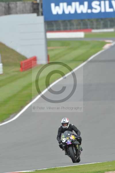 Motorcycle action photographs;Silverstone circuit;Silverstone photographs;Trackday digital images;event digital images;eventdigitalimages;no limits trackday;peter wileman photography;rockingham towcester northamptonshire;trackday;trackday photos