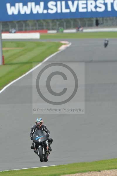 Motorcycle action photographs;Silverstone circuit;Silverstone photographs;Trackday digital images;event digital images;eventdigitalimages;no limits trackday;peter wileman photography;rockingham towcester northamptonshire;trackday;trackday photos