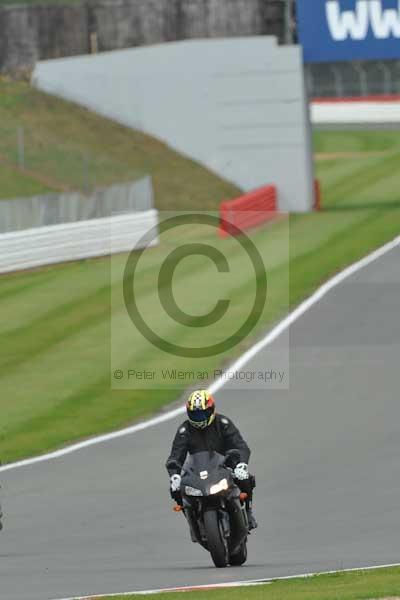 Motorcycle action photographs;Silverstone circuit;Silverstone photographs;Trackday digital images;event digital images;eventdigitalimages;no limits trackday;peter wileman photography;rockingham towcester northamptonshire;trackday;trackday photos