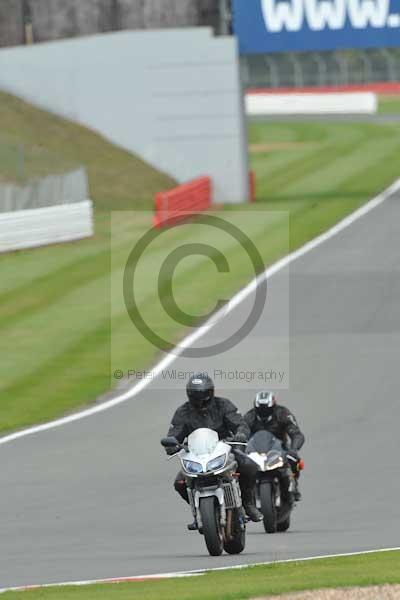 Motorcycle action photographs;Silverstone circuit;Silverstone photographs;Trackday digital images;event digital images;eventdigitalimages;no limits trackday;peter wileman photography;rockingham towcester northamptonshire;trackday;trackday photos