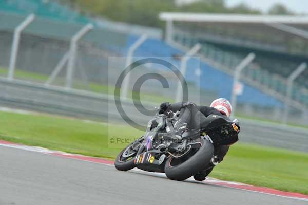 Motorcycle action photographs;Silverstone circuit;Silverstone photographs;Trackday digital images;event digital images;eventdigitalimages;no limits trackday;peter wileman photography;rockingham towcester northamptonshire;trackday;trackday photos