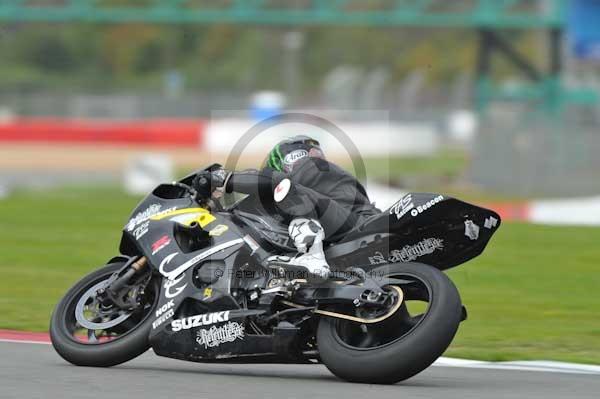 Motorcycle action photographs;Silverstone circuit;Silverstone photographs;Trackday digital images;event digital images;eventdigitalimages;no limits trackday;peter wileman photography;rockingham towcester northamptonshire;trackday;trackday photos