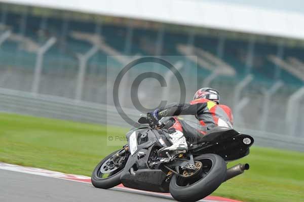 Motorcycle action photographs;Silverstone circuit;Silverstone photographs;Trackday digital images;event digital images;eventdigitalimages;no limits trackday;peter wileman photography;rockingham towcester northamptonshire;trackday;trackday photos