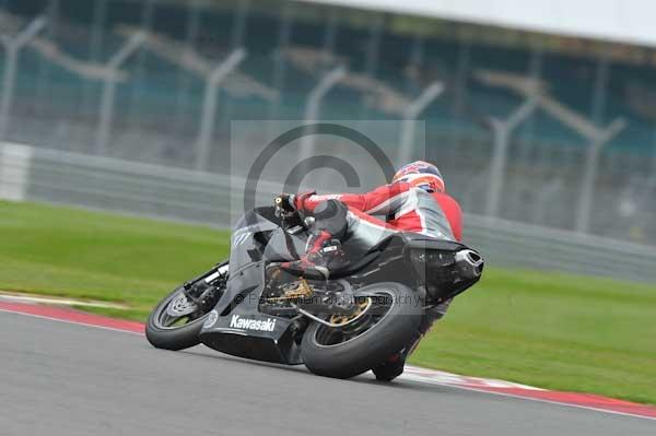Motorcycle action photographs;Silverstone circuit;Silverstone photographs;Trackday digital images;event digital images;eventdigitalimages;no limits trackday;peter wileman photography;rockingham towcester northamptonshire;trackday;trackday photos