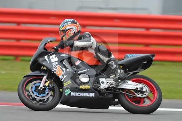 Motorcycle action photographs;Silverstone circuit;Silverstone photographs;Trackday digital images;event digital images;eventdigitalimages;no limits trackday;peter wileman photography;rockingham towcester northamptonshire;trackday;trackday photos