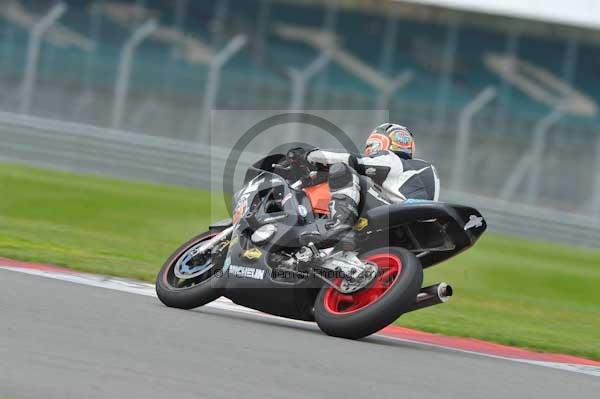 Motorcycle action photographs;Silverstone circuit;Silverstone photographs;Trackday digital images;event digital images;eventdigitalimages;no limits trackday;peter wileman photography;rockingham towcester northamptonshire;trackday;trackday photos