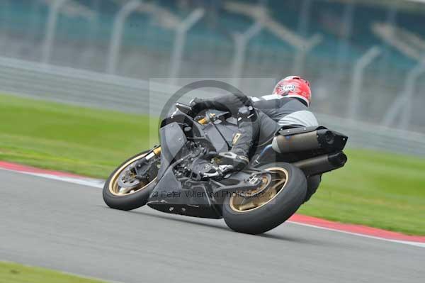 Motorcycle action photographs;Silverstone circuit;Silverstone photographs;Trackday digital images;event digital images;eventdigitalimages;no limits trackday;peter wileman photography;rockingham towcester northamptonshire;trackday;trackday photos
