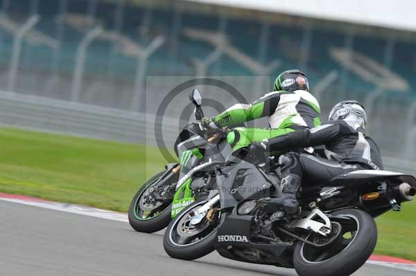 Motorcycle action photographs;Silverstone circuit;Silverstone photographs;Trackday digital images;event digital images;eventdigitalimages;no limits trackday;peter wileman photography;rockingham towcester northamptonshire;trackday;trackday photos